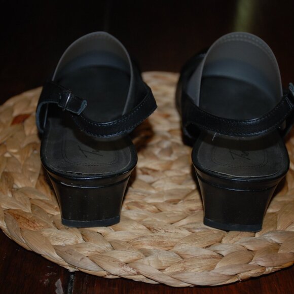Like New Sling Back Trotters Sandal - Picture 5 of 5